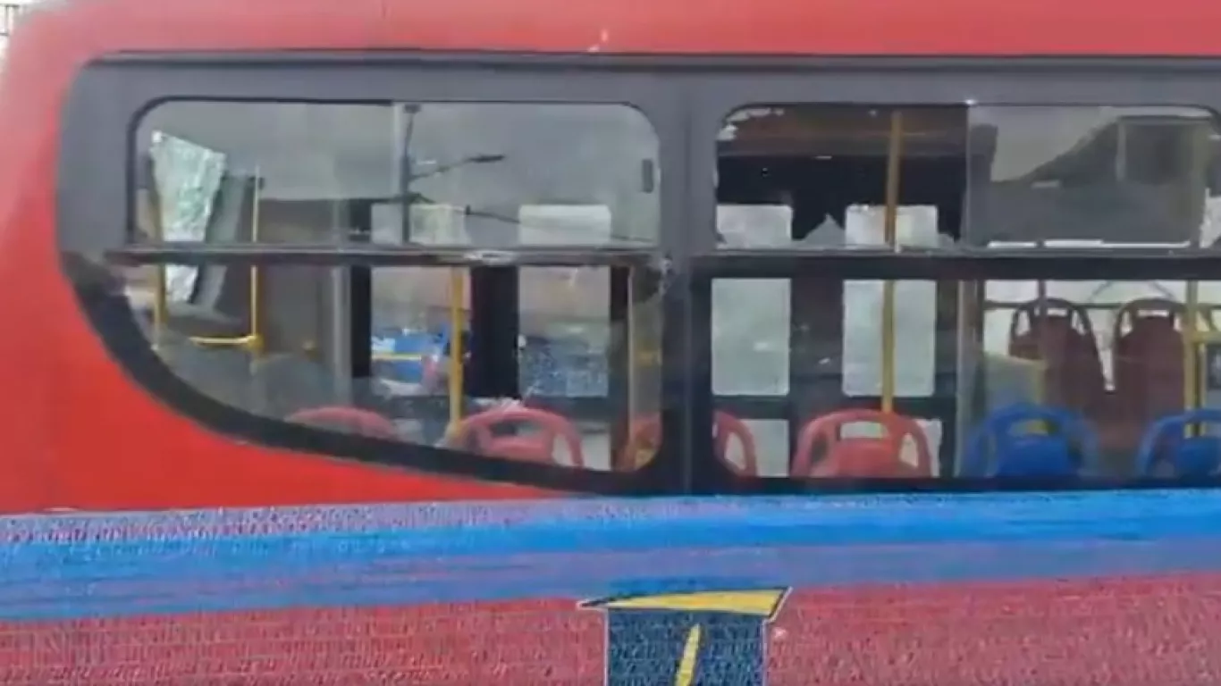 Articulado de Transmilenio con los vidrios rotos