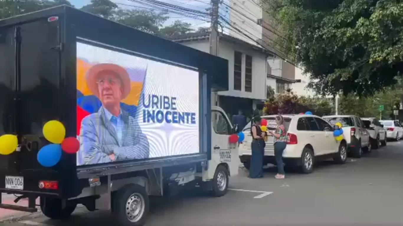 Caravana en apoyo al expresidente Álvaro Uribe
