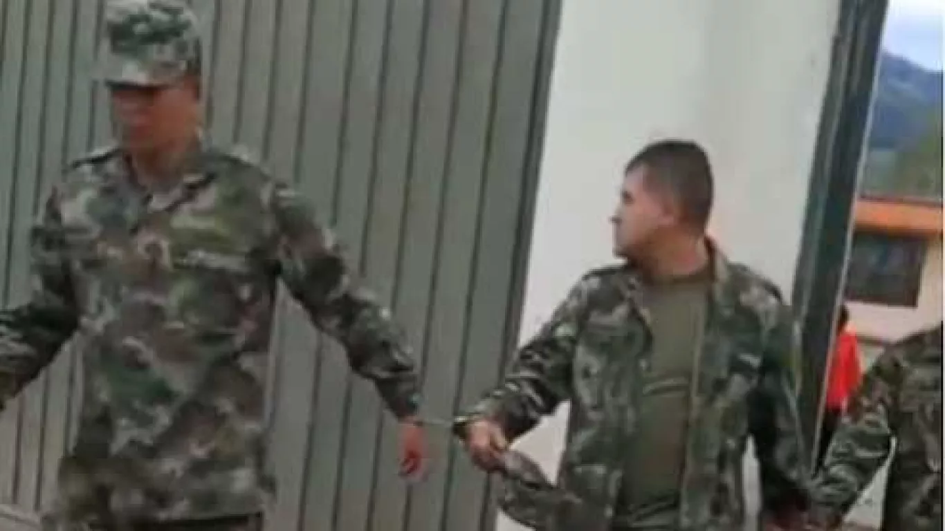 Detención de actores interpretando a militares