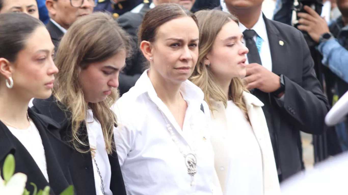 Maria Claudia Tarazona en el funeral de su esposo Miguel Uribe Turbay