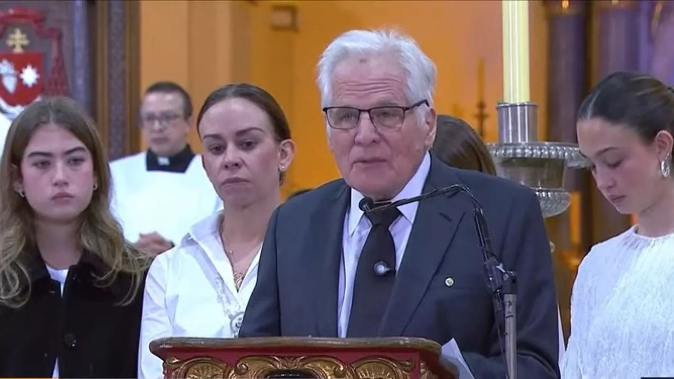 Miguel Uribe Londoño, padre de Miguel Uribe Turbay, en su funeral