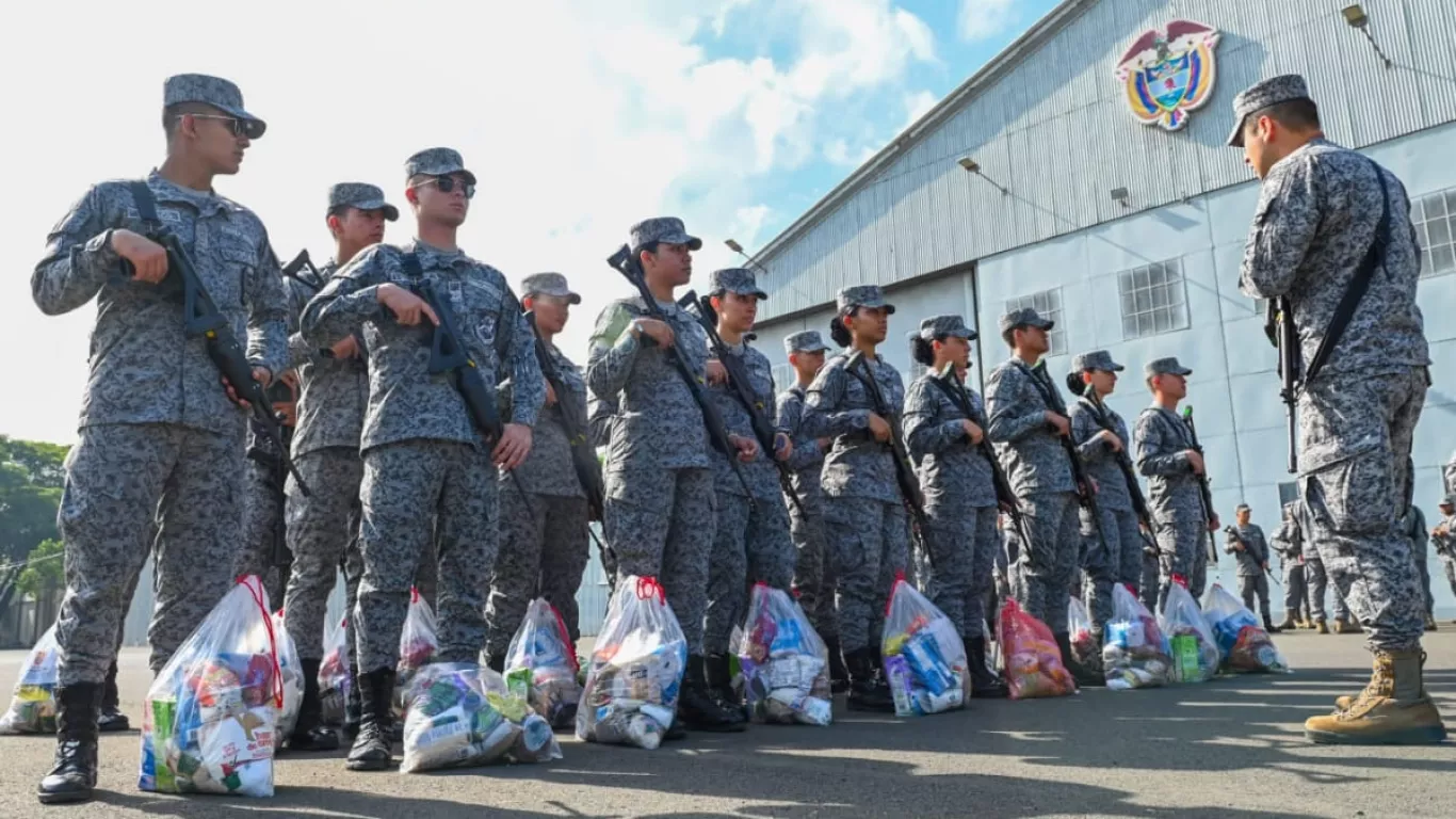 Apoyo humanitario por parte de la Secretaría de Desarrollo Económico y la Fuerza Aeroespacial Colombiana - Imagen de Alcaldía de Cali