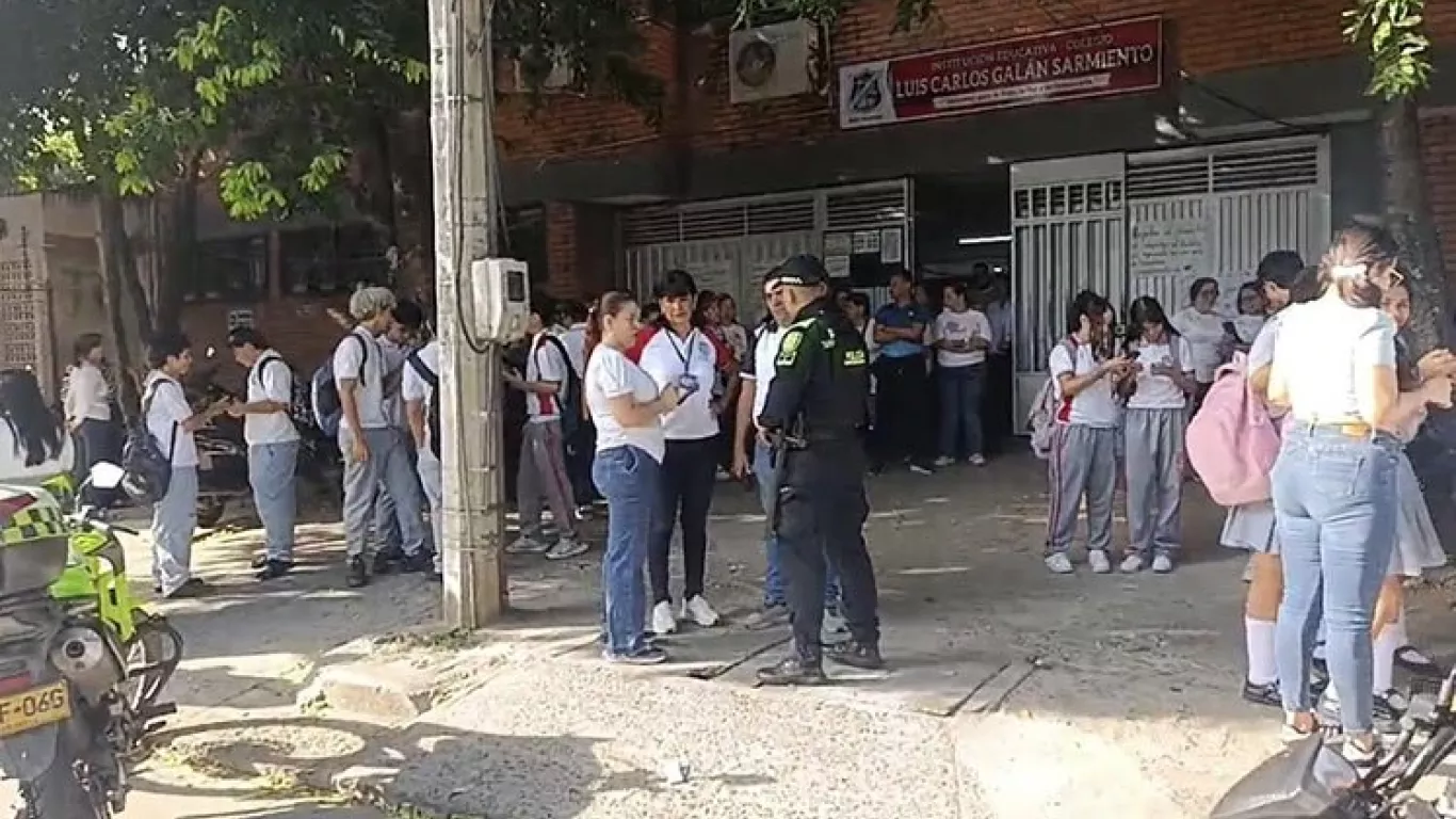 Plantón en el Colegio Luis Carlos Galán Sarmiento de Cúcuta