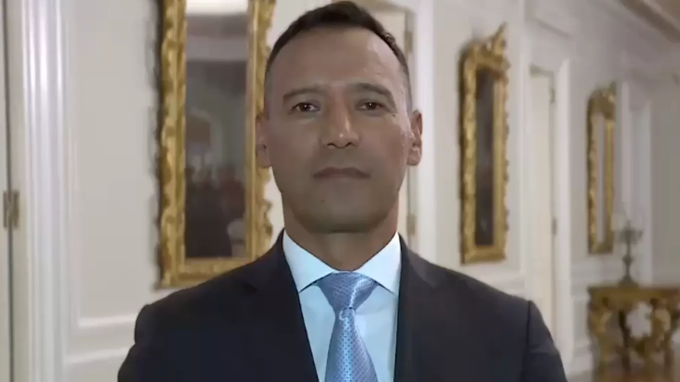 Pedro Sánchez, ministro de defensa 2525