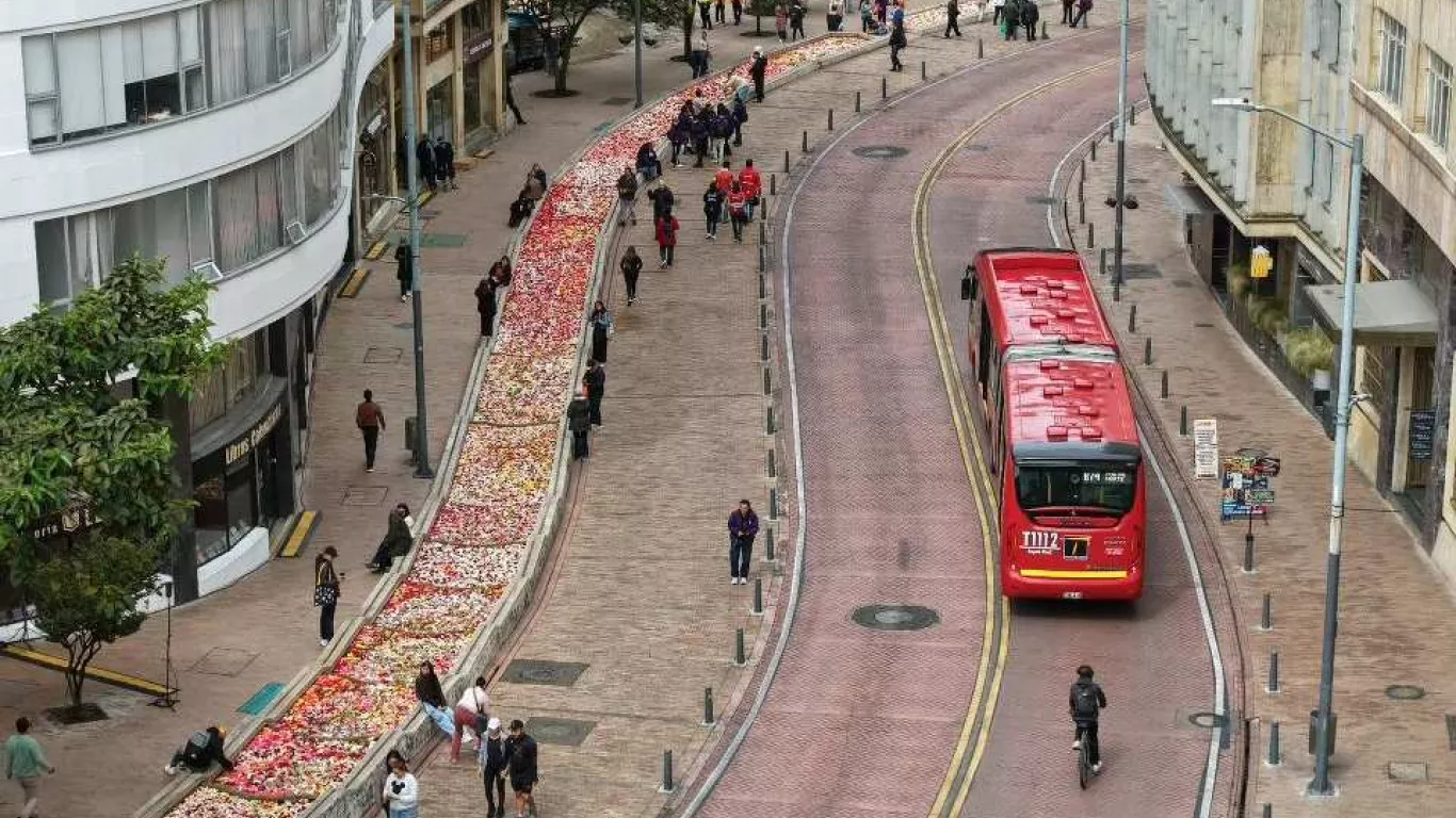 El Eje Ambiental se viste de miles de flores