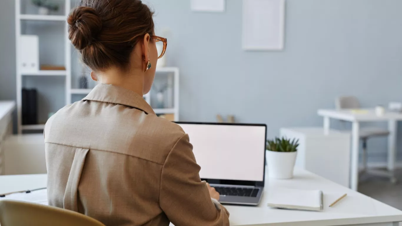 Mujer oficinista. Imagen de referencia