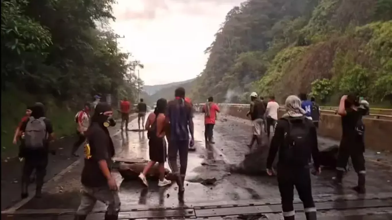Bloqueos en vía a Buenaventura
