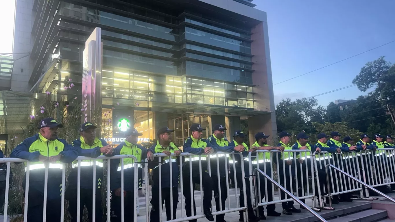 Barricada de la Policía en protesta pro palestina Medellín