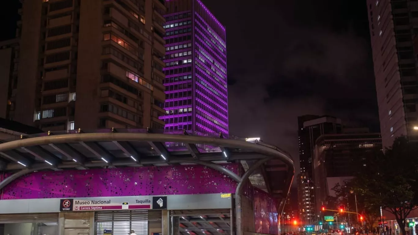 Operación nocturna en estación de Transmilenio