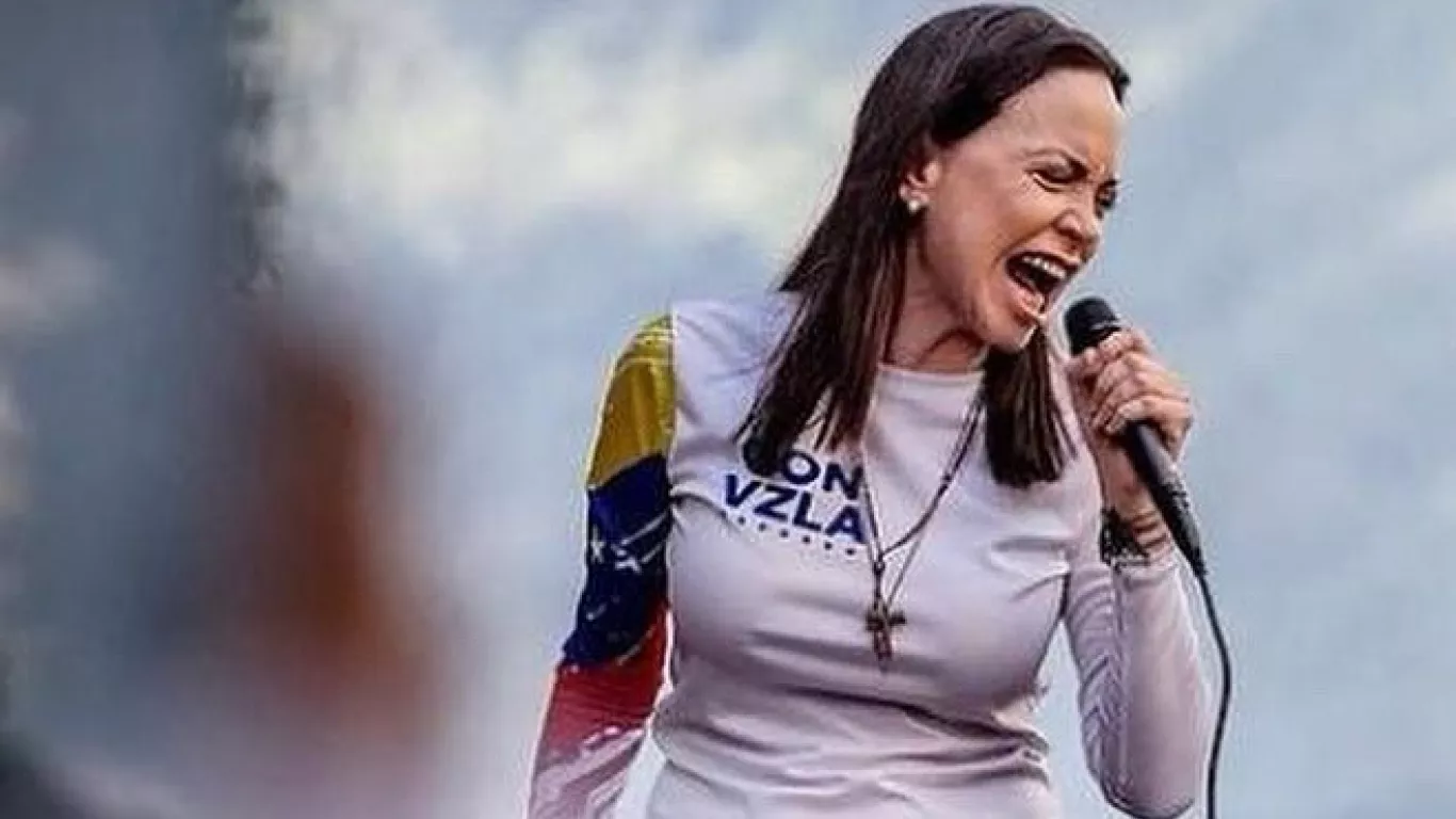 Maria Corina Machado en medio de prostestas en Venezuela