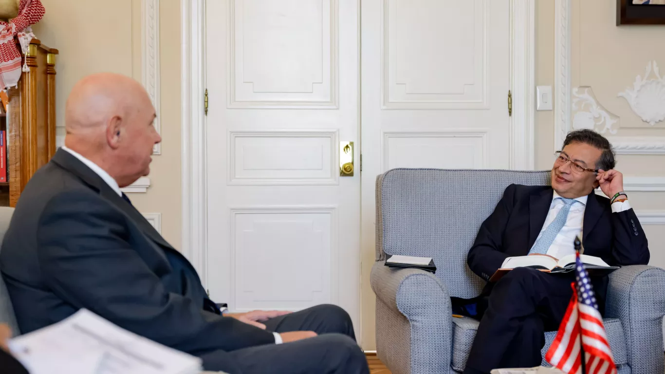 Presidente Gustavo Petro y John Mcnamara, encargado de negocios de la Embajada de EEUU en Colombia