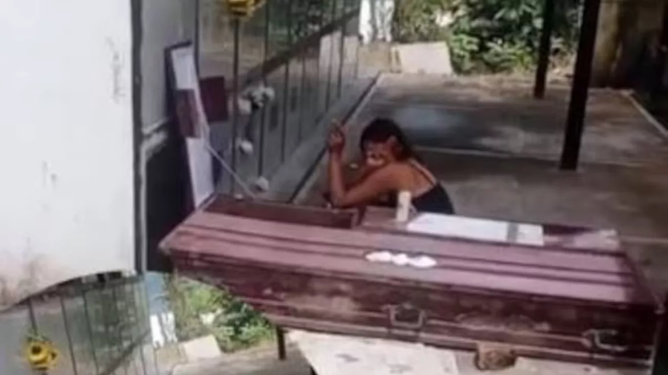 Mujer que profanó tumba