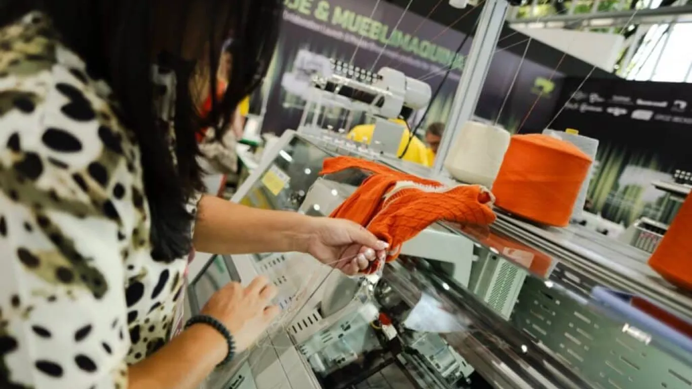 Petro ordena quitar aranceles a industria textil y cuero 