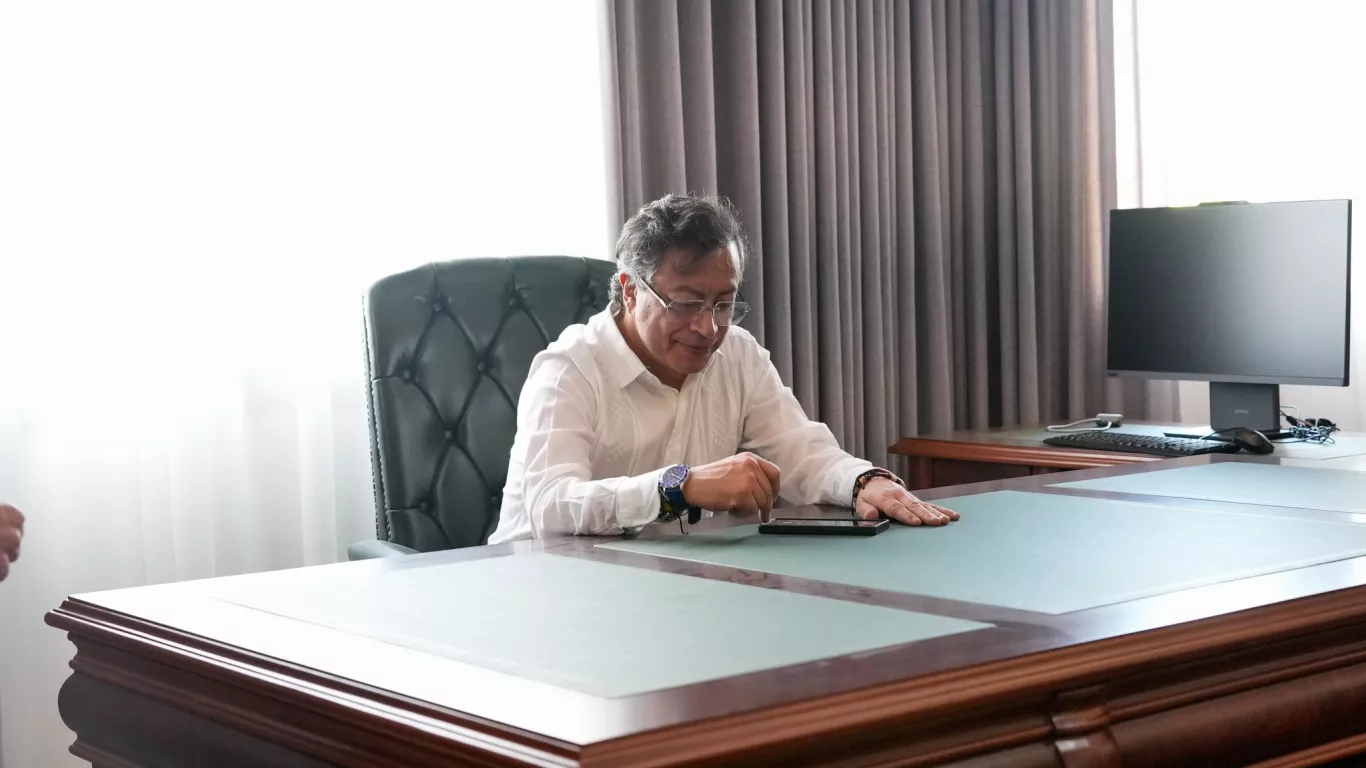 petro anuncia envío médicos a gaza