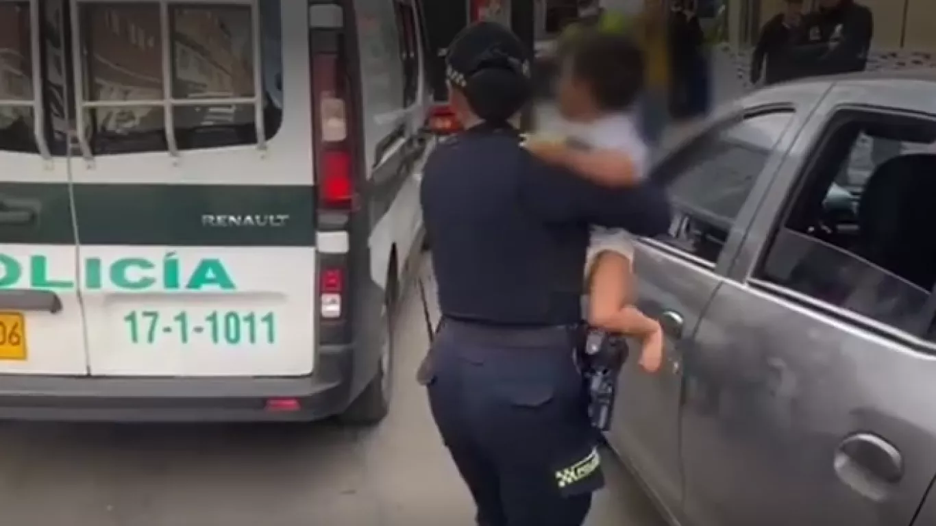Policía con niño en brazos