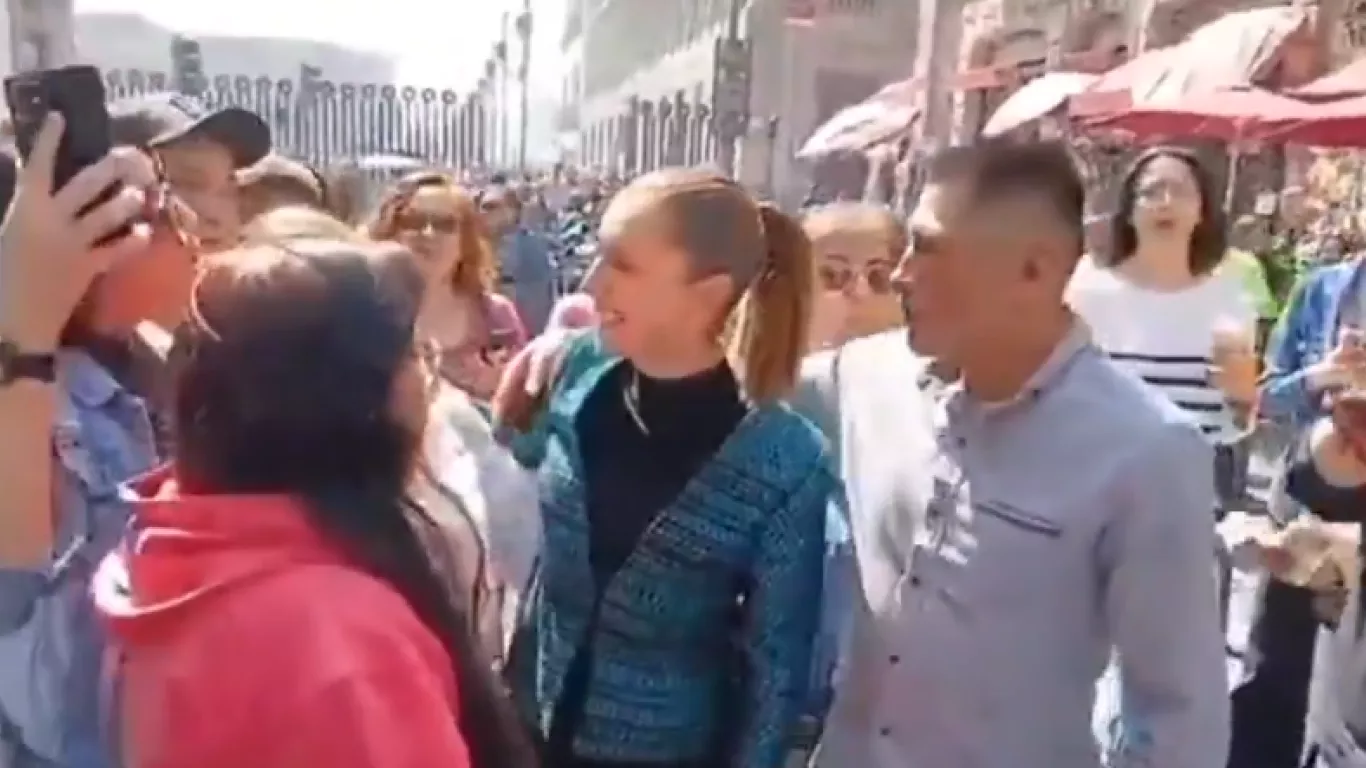 Momento del acoso a la presidenta Claudia Sheinbaum