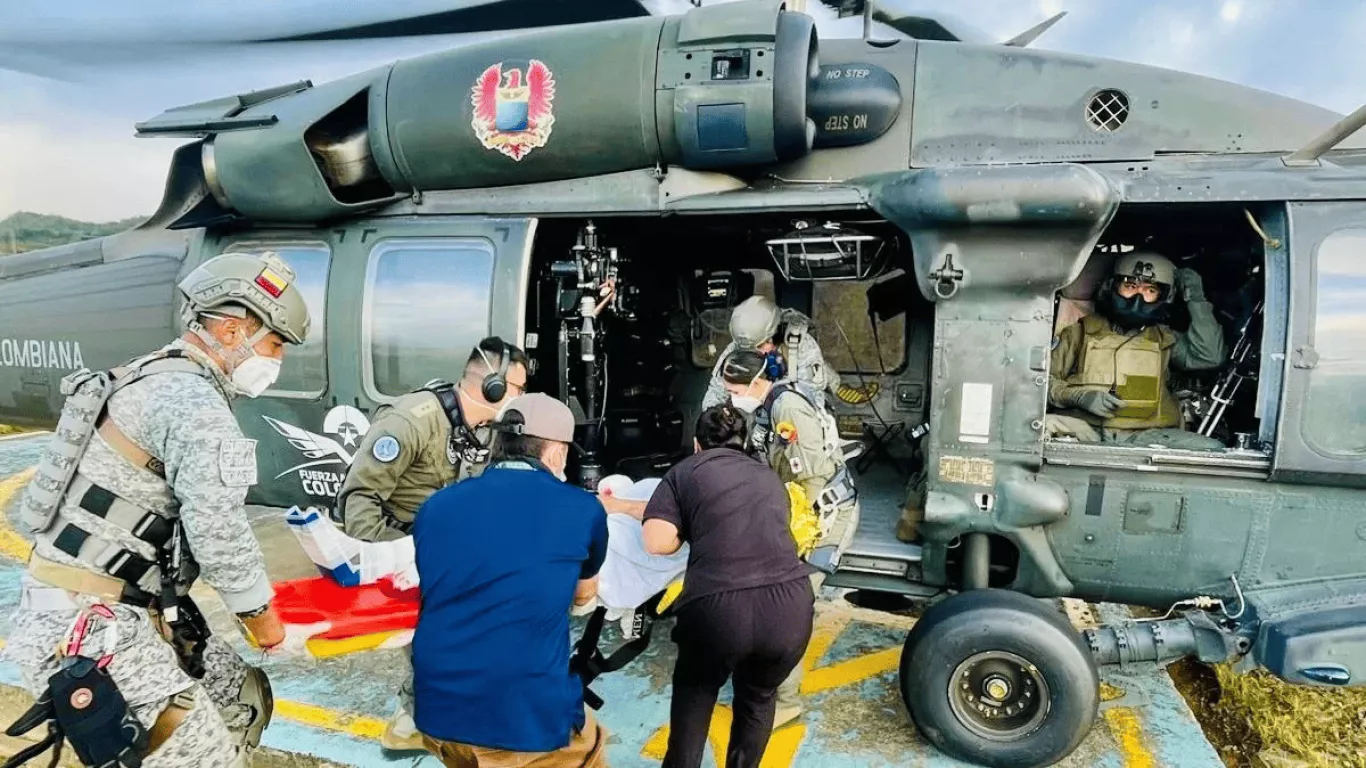 Traslado de personas heridas por activación de explosivo en Anorí