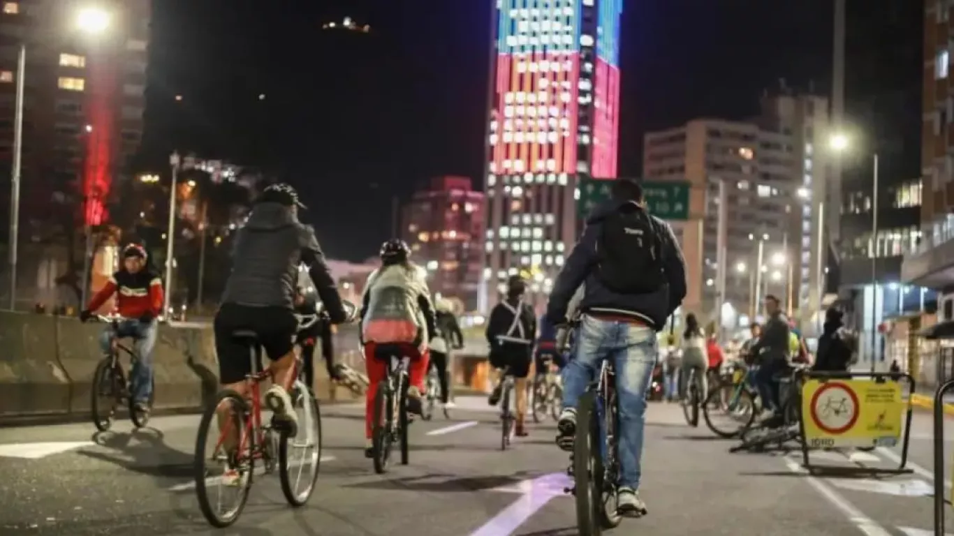Ciclovía nocturna en Bogotá