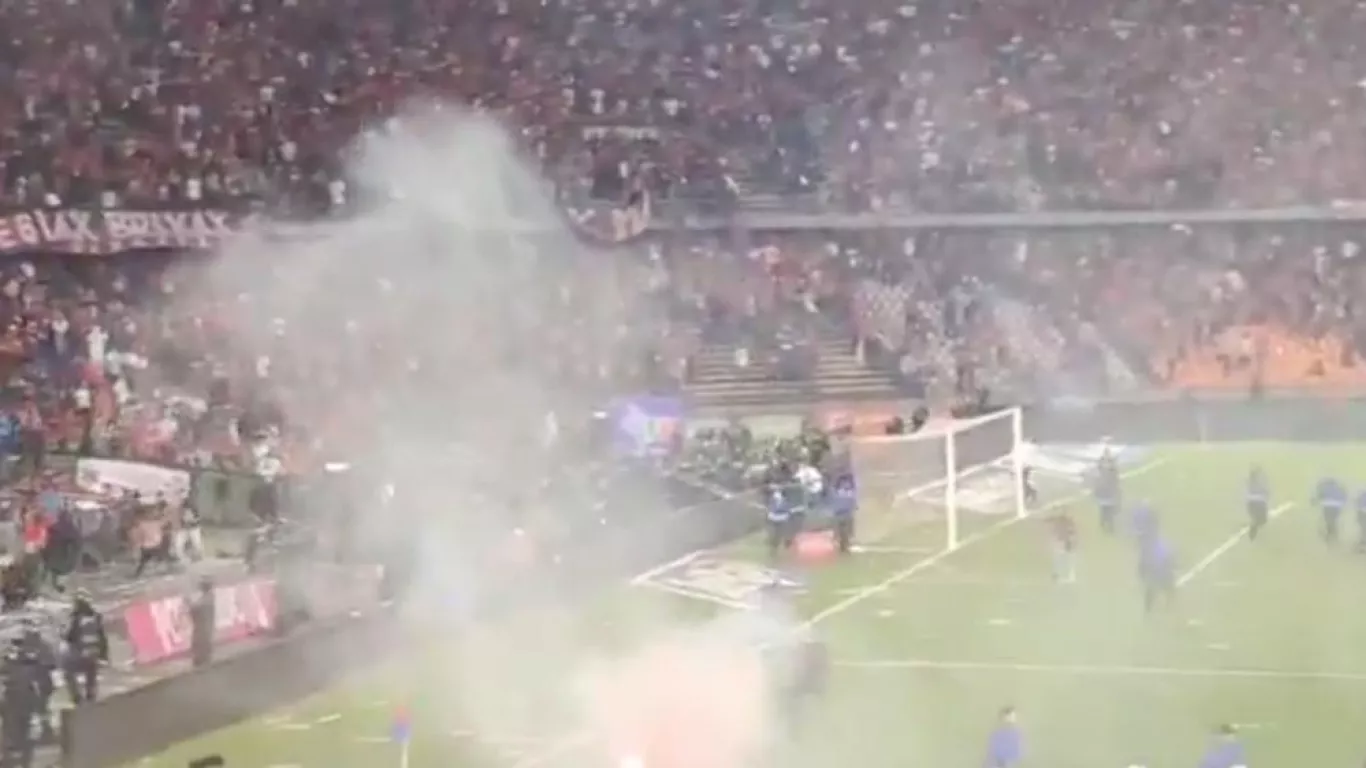 Desmanes en el Atanasio Girardot durante la final de la Copa BetPlay 