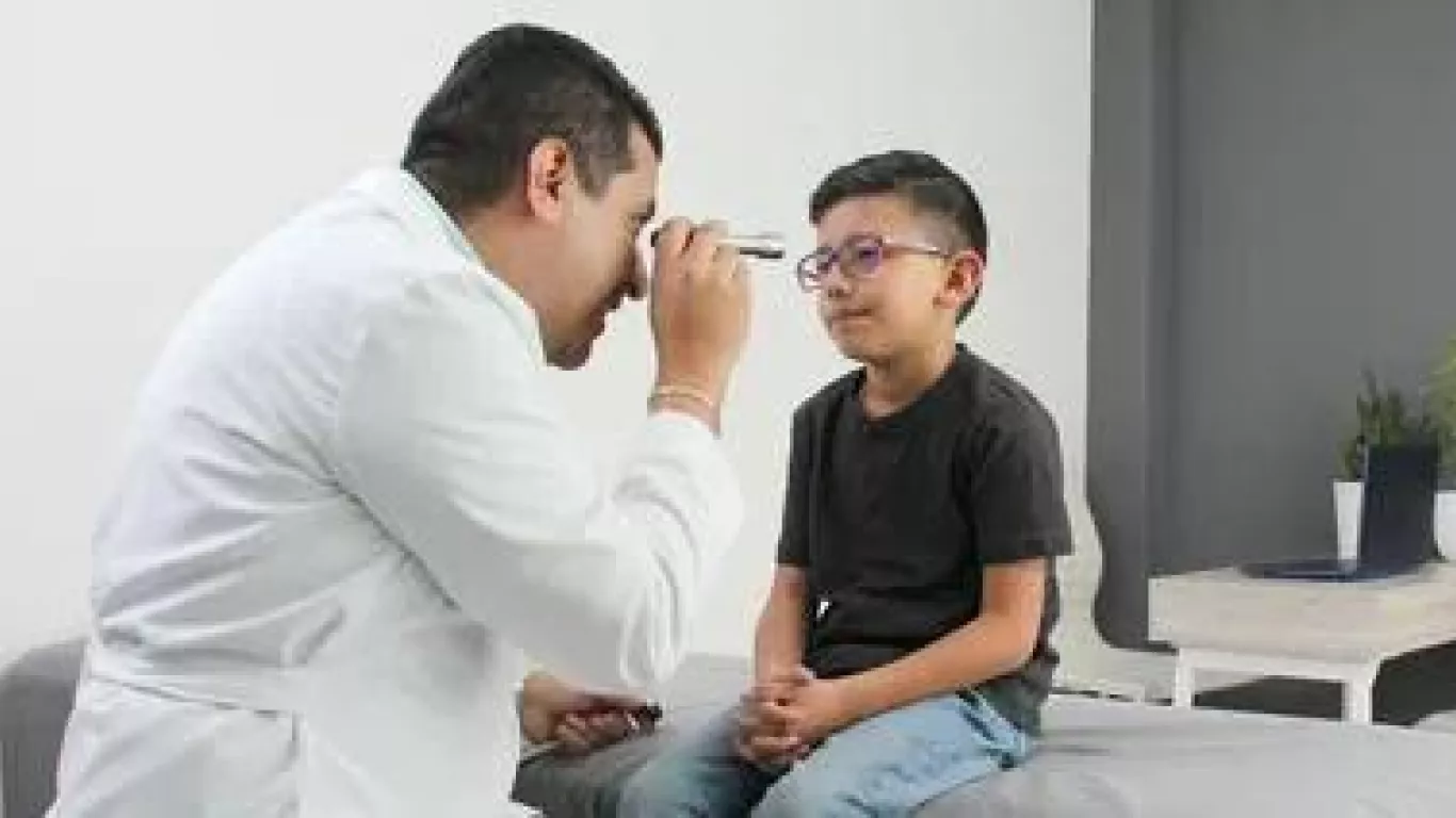 Médico del programa Médico en tu Territorio realiza valoración clínica a un menor durante una consulta.