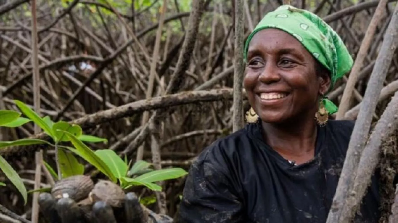 Una pianguera sonríe mientras ejerce un oficio que une subsistencia y cultura 