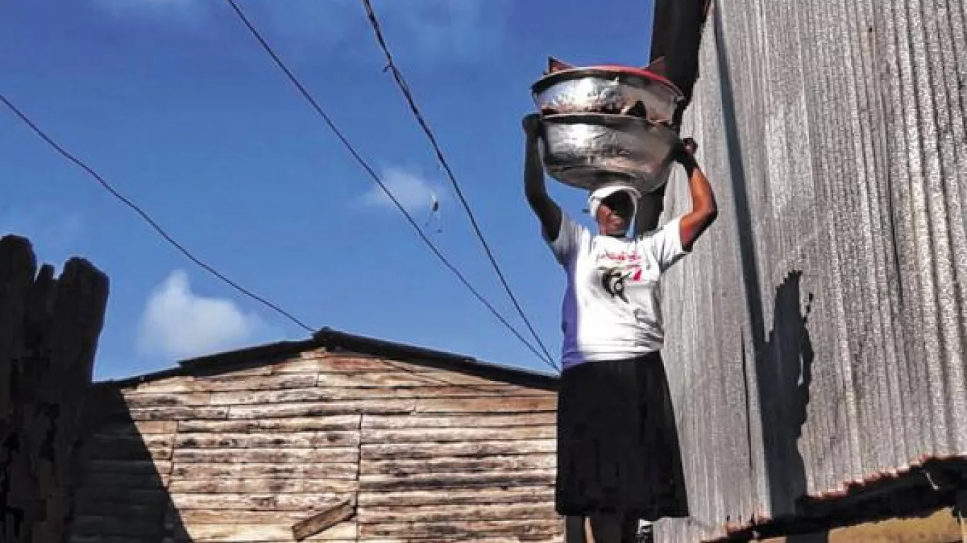 32 platoneras de Buenaventura reciben carnets de pequeños comerciantes