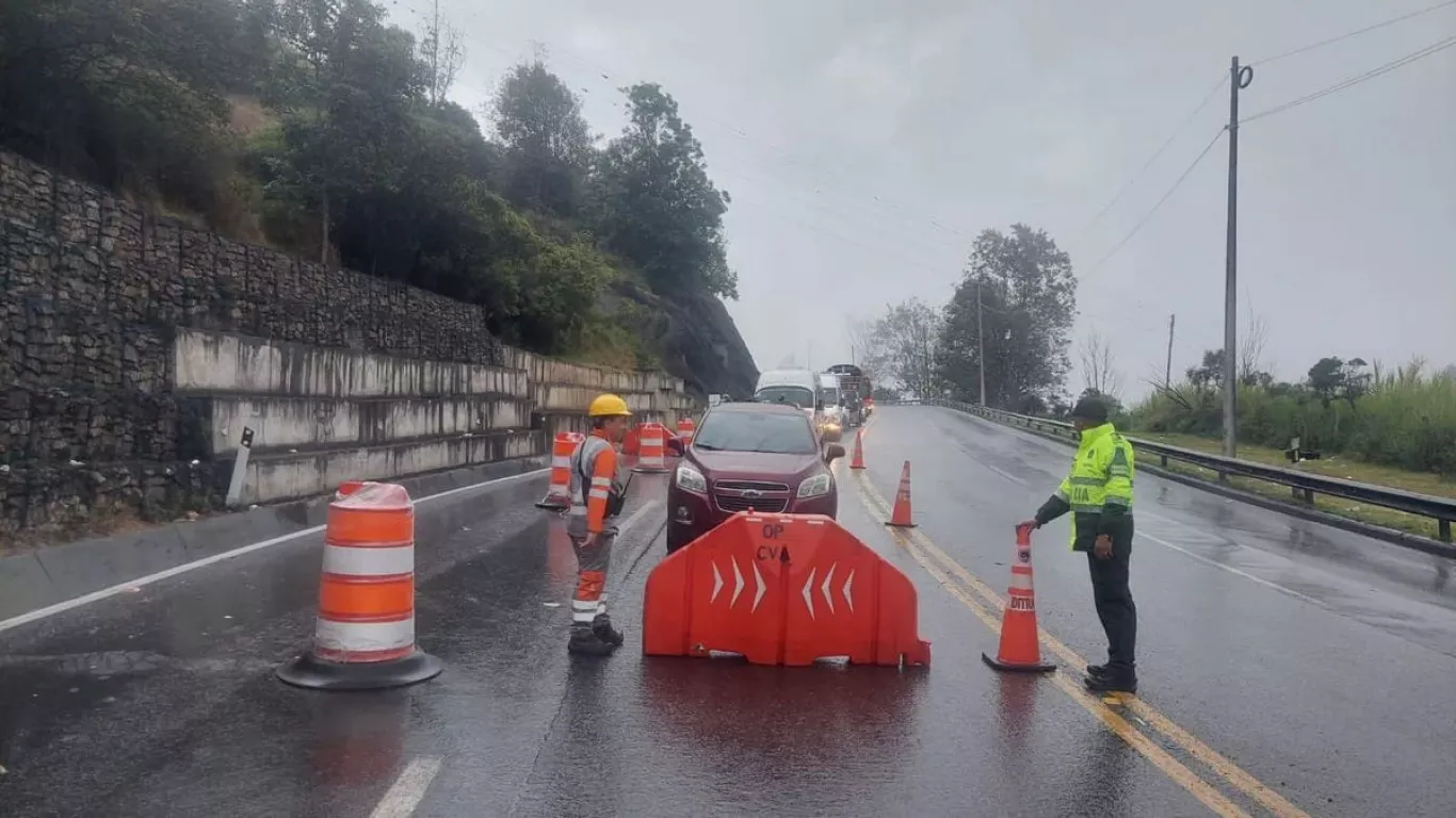 Vehículos en la vía al Llano