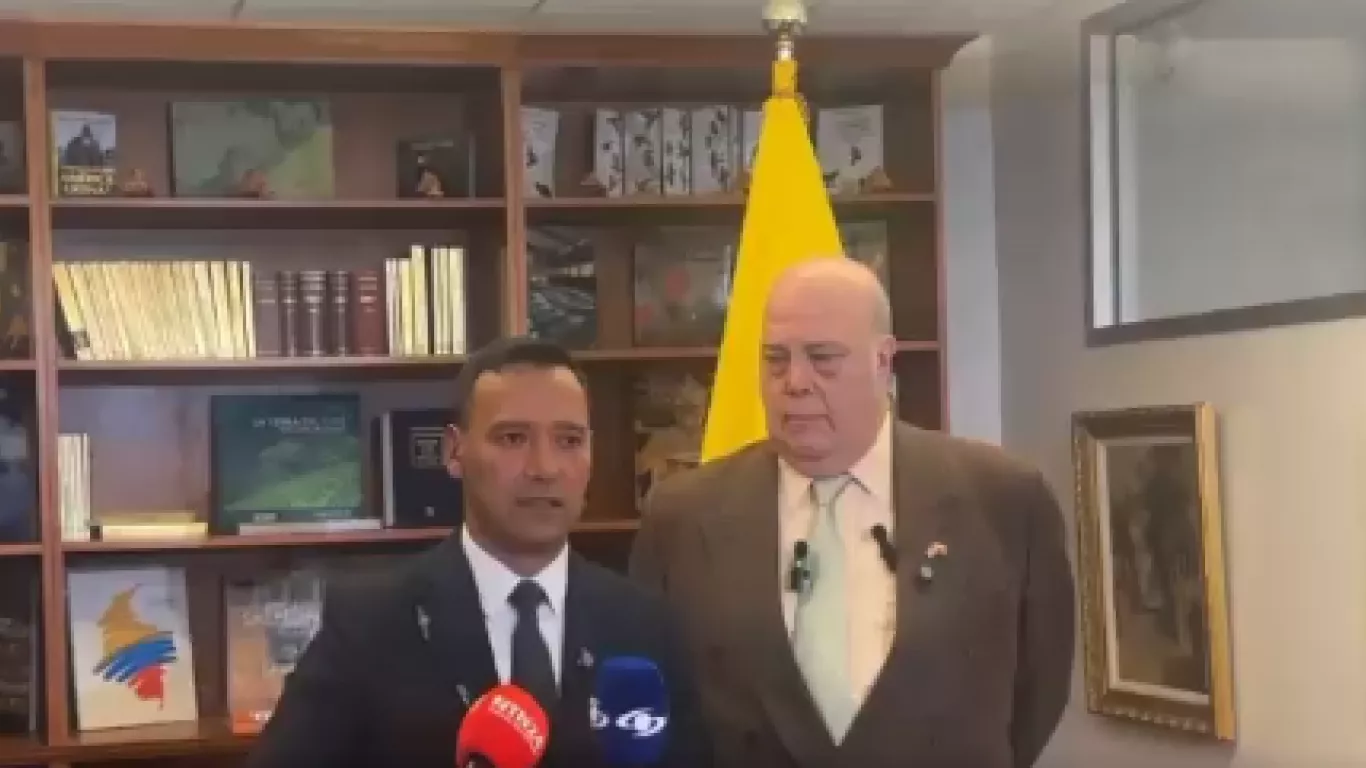 Pedro Sánchez, ministro de Defensa, en rueda de prensa junto al embajador de Colombia en EE.UU., Daniel García-Peña 