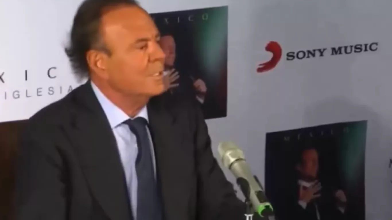 Julio Iglesias en rueda de prensa 