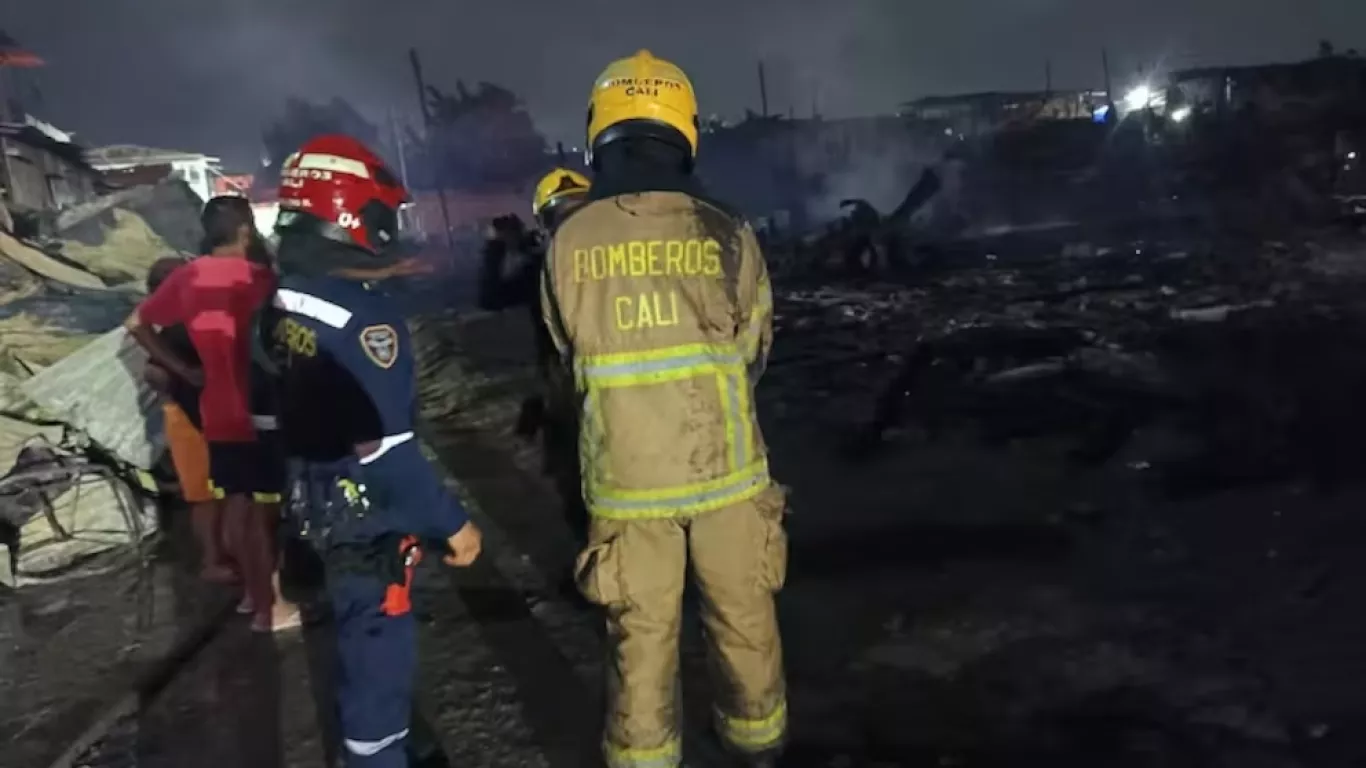 El incendio afectó estructuras de materiales combustibles. Tomada de Bomberos Cali