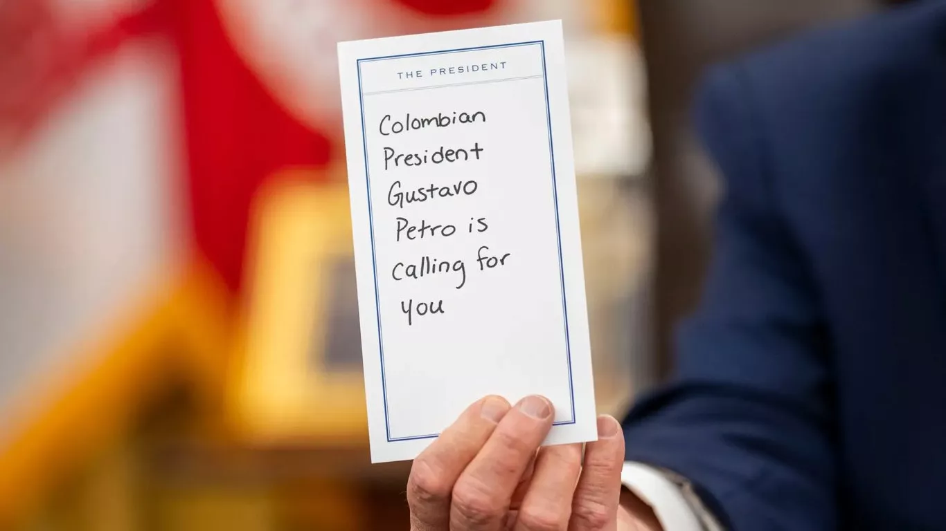 Trump anunciando llamada de Gustavo Petro