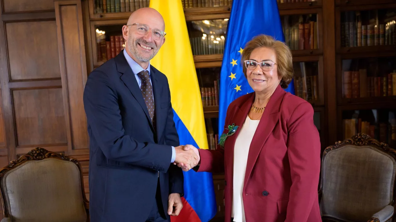 Canciller Rosa Villavicencio con el embajador de la Unión Europea en Colombia, François Roudié