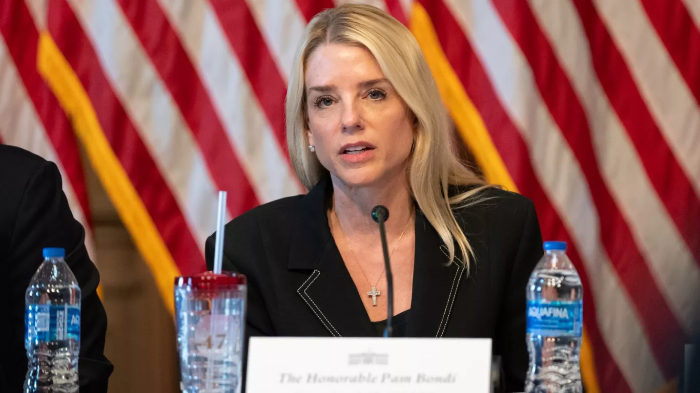 Pam Bondi, fiscal general de Estados Unidos 25
