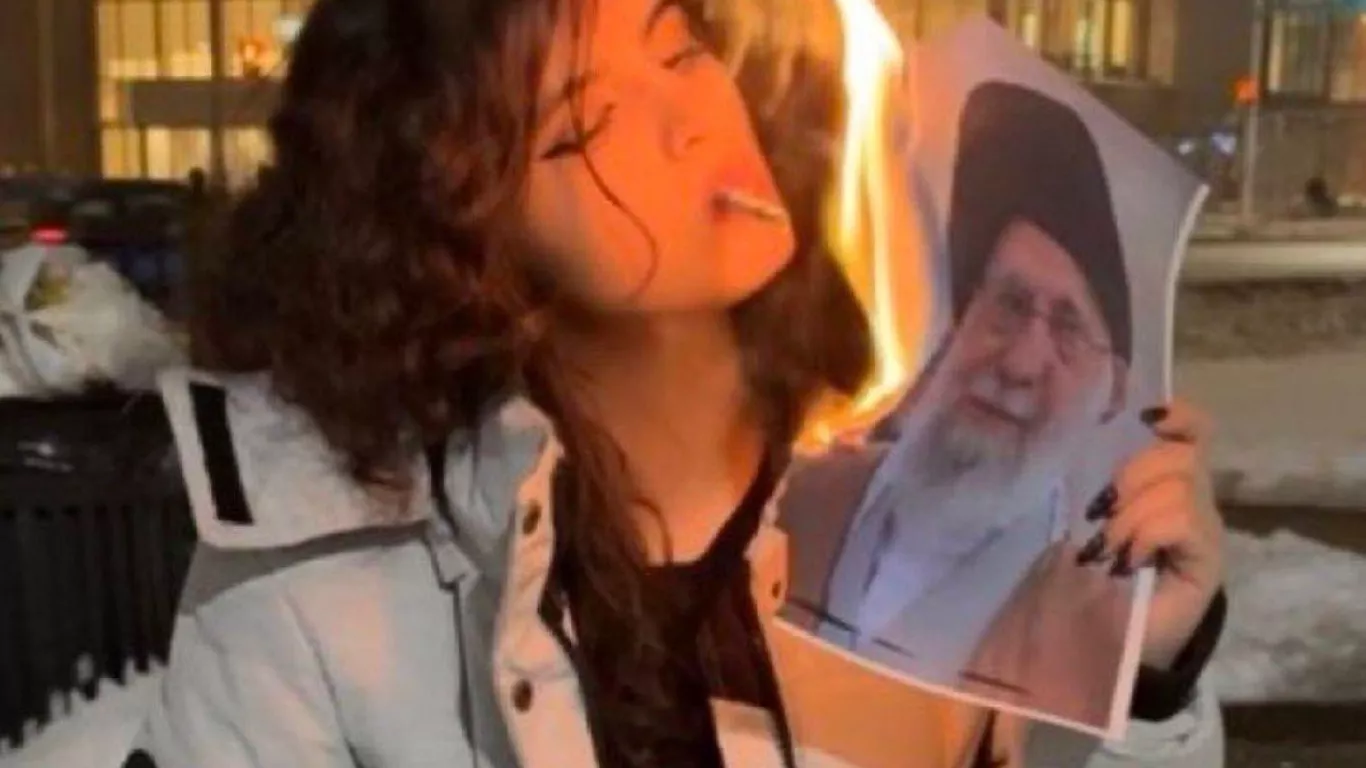 Mujeres protestan en Irán