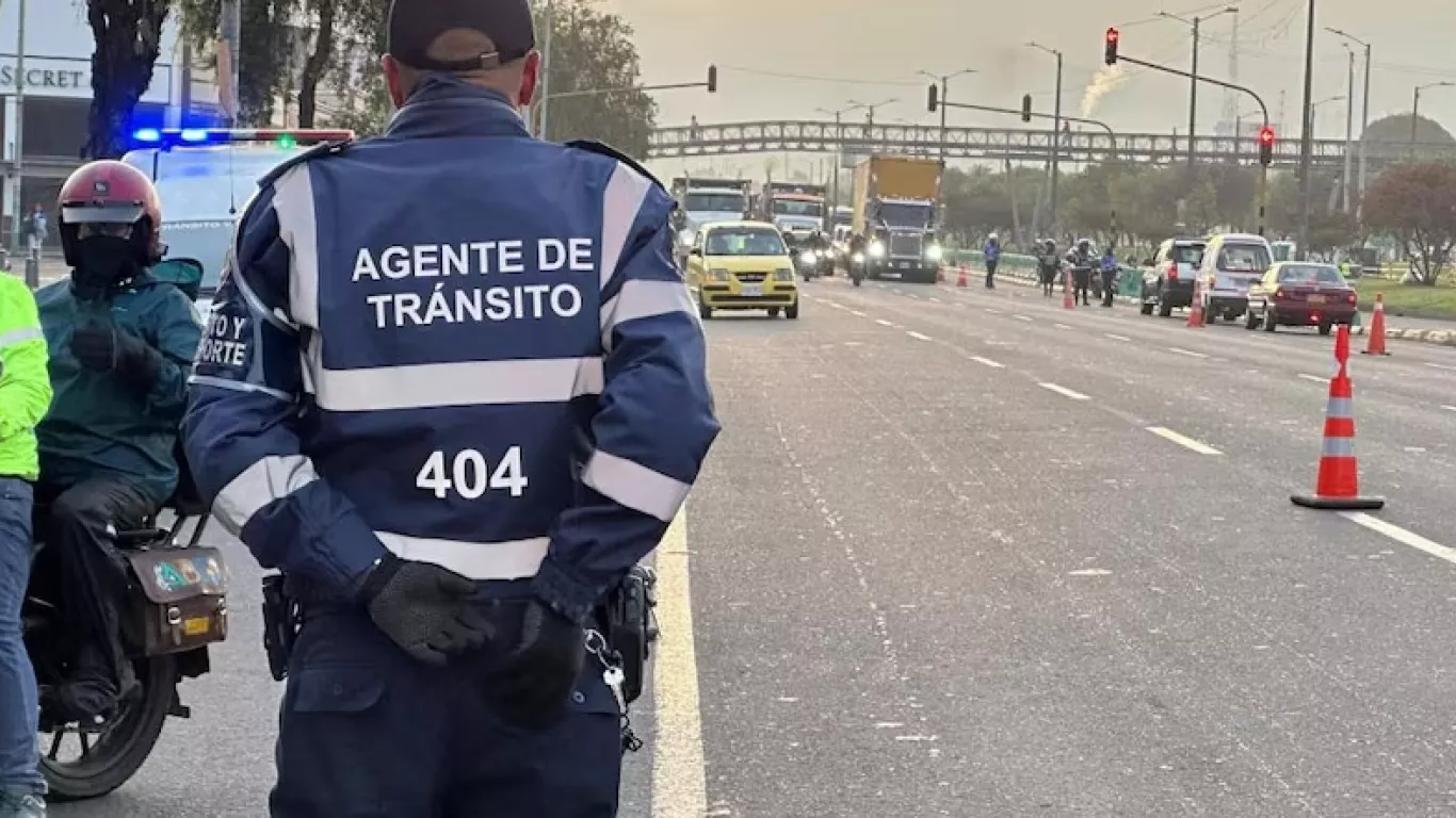 Agente de tránsito en la vía