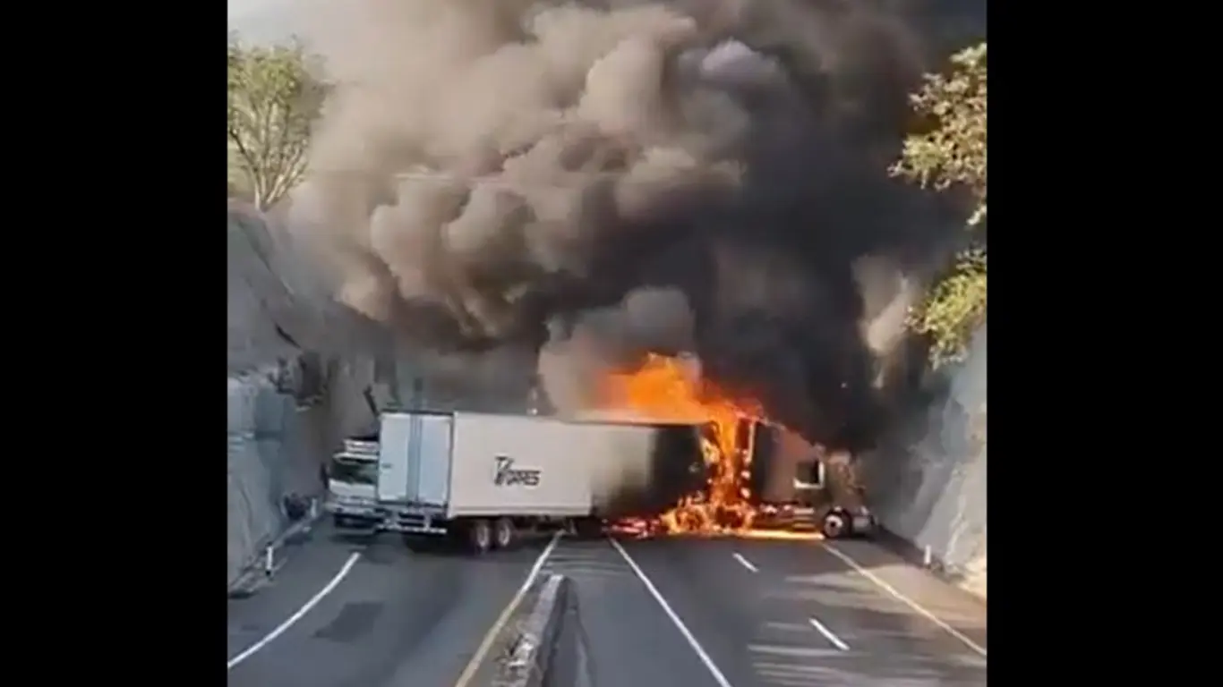 Transportadores mexicanos denuncian quema de tráileres en las vías