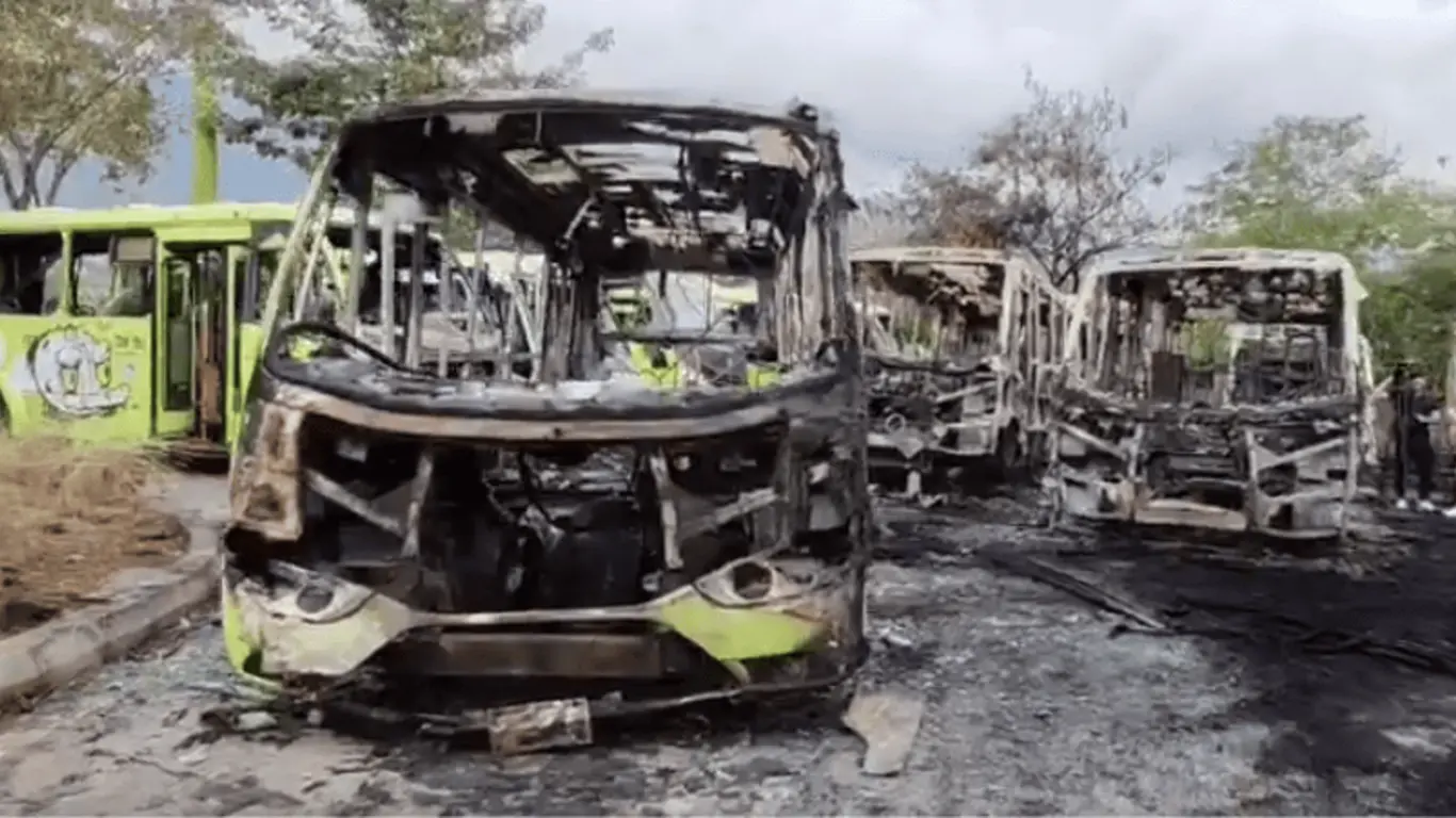 El incendio que consumió varios buses de Metrolínea en el Portal de Girón habría sido provocado
