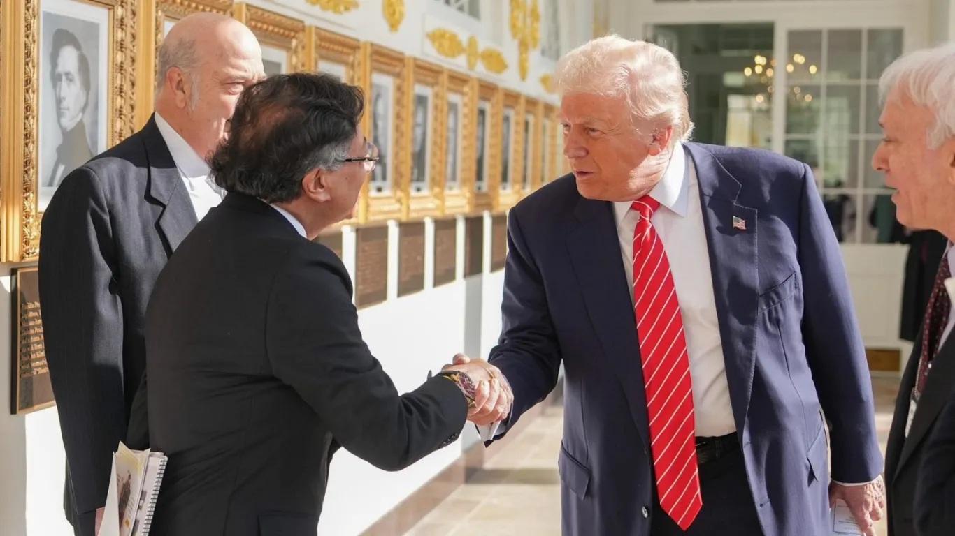 Saludo en el Salón Este de la Casa Blanca, entre el presidente Gustavo Petro y el presidente Donald Trump