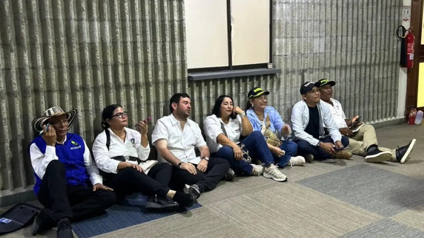 Los mandatarios municipales tuvieron que esperar sentados en el piso mientras se desarrollaba la reunión con el Ejecutivo