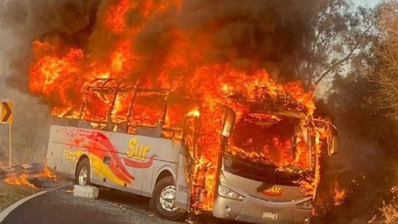 Vehículo incendiado en medio de disturbios en Puerto Vallarta tras la muerte de alías "Mencho"