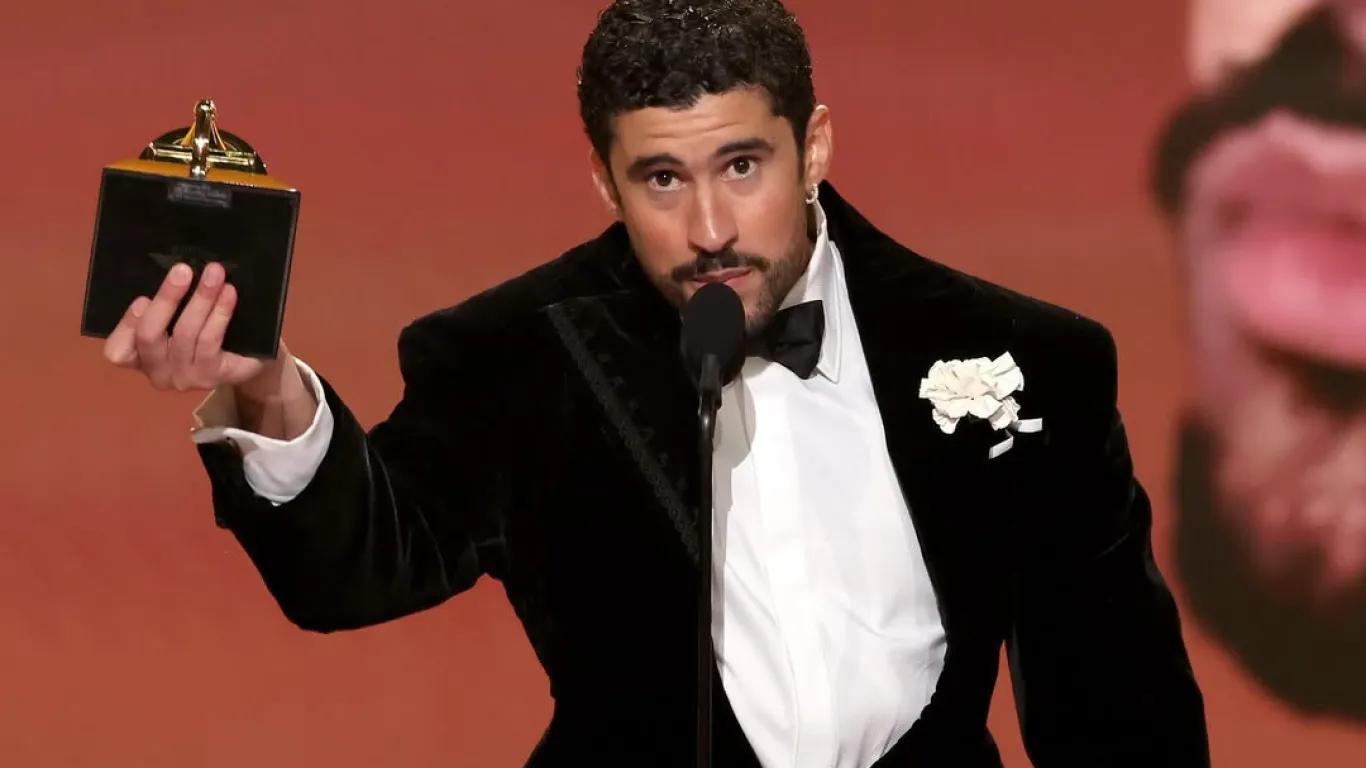 Bad Bunny recibiendo Grammy como "best música urbana album 2026".