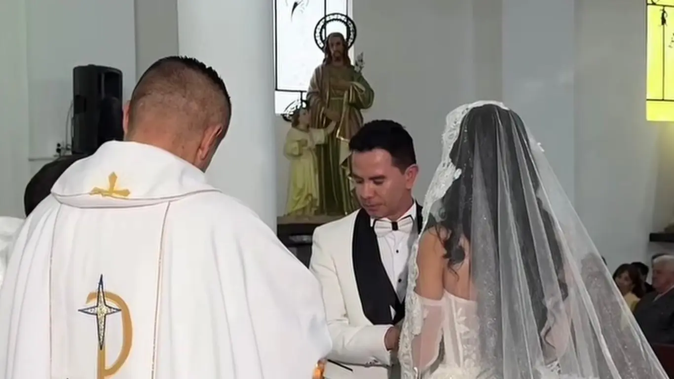 Cantante colombiano Jhonny Rivera y la artista Jenny López en su boda