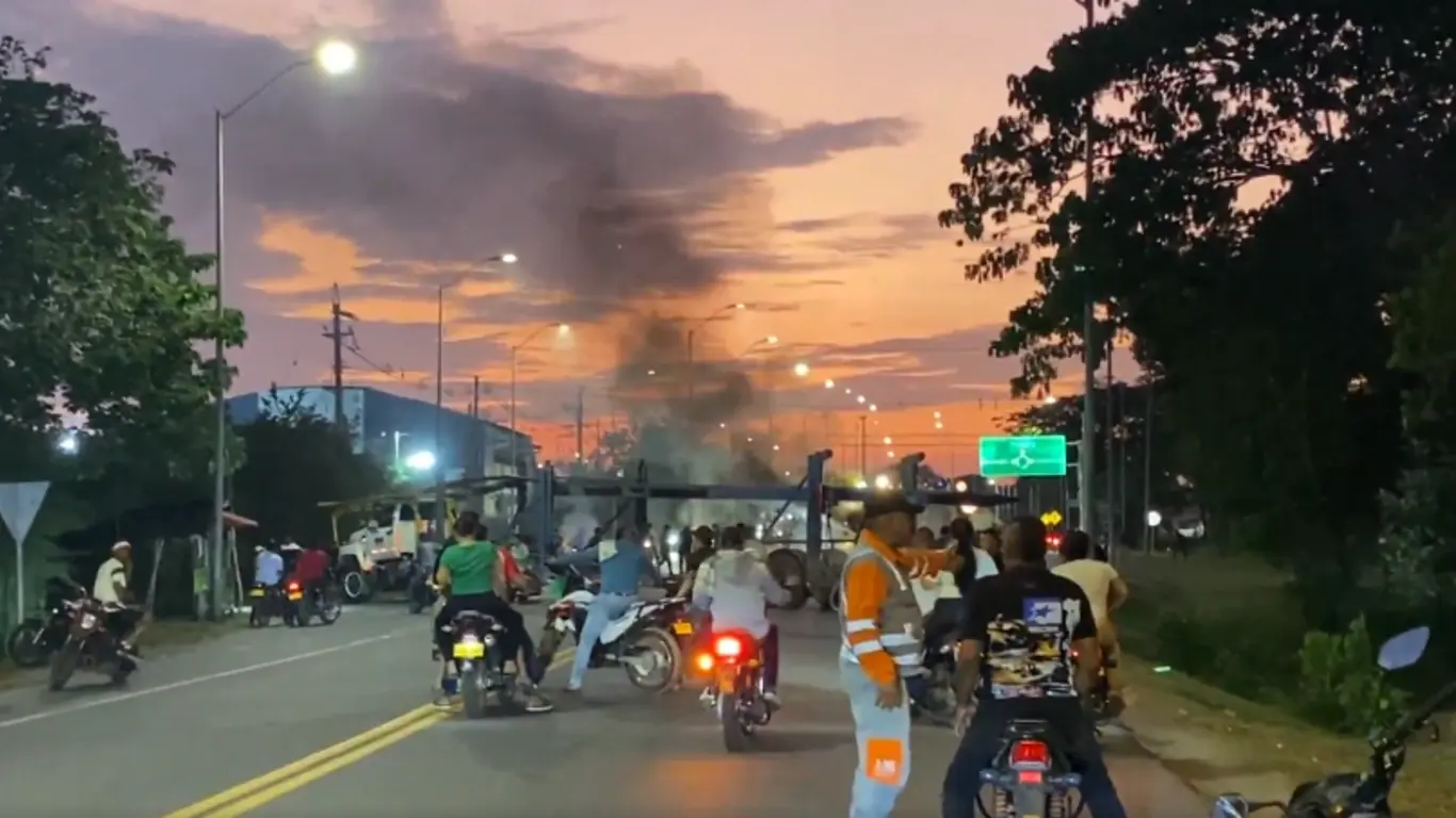 Manifestantes del paro minero en el Bajo Cauca bloquearon la vía que comunica a Caucasia con Montería y Medellín.