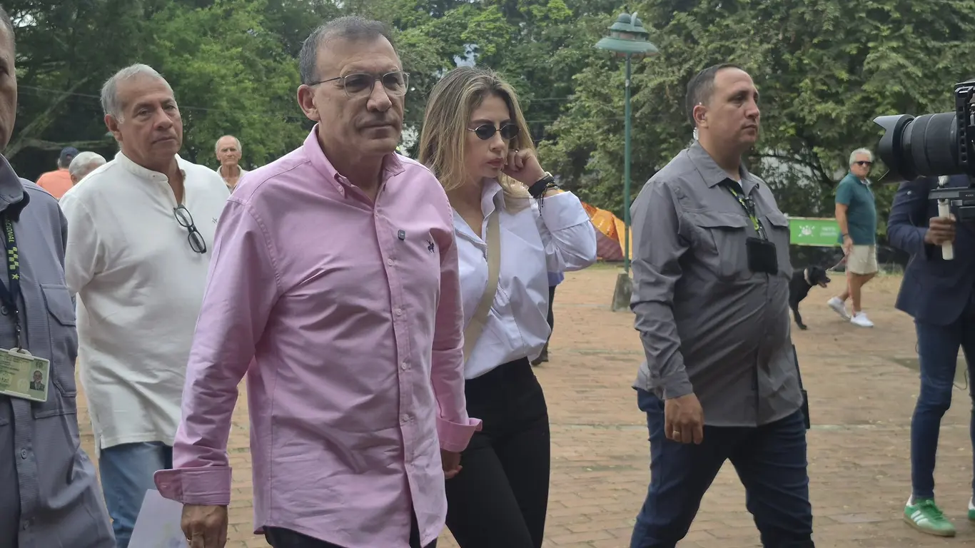 Roy Barreras camino a votar el 08 de marzo