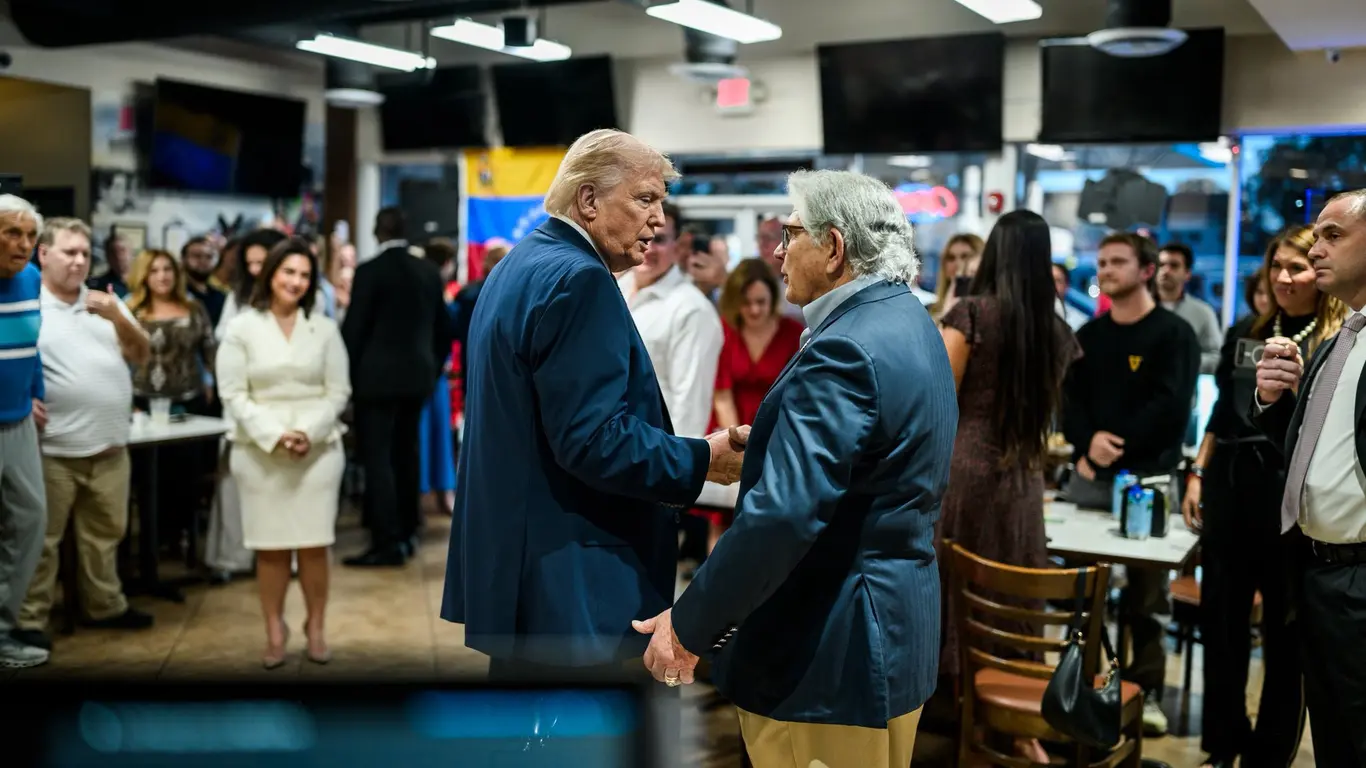 Donald Trump visita El Arepazo en El Doral, Florida