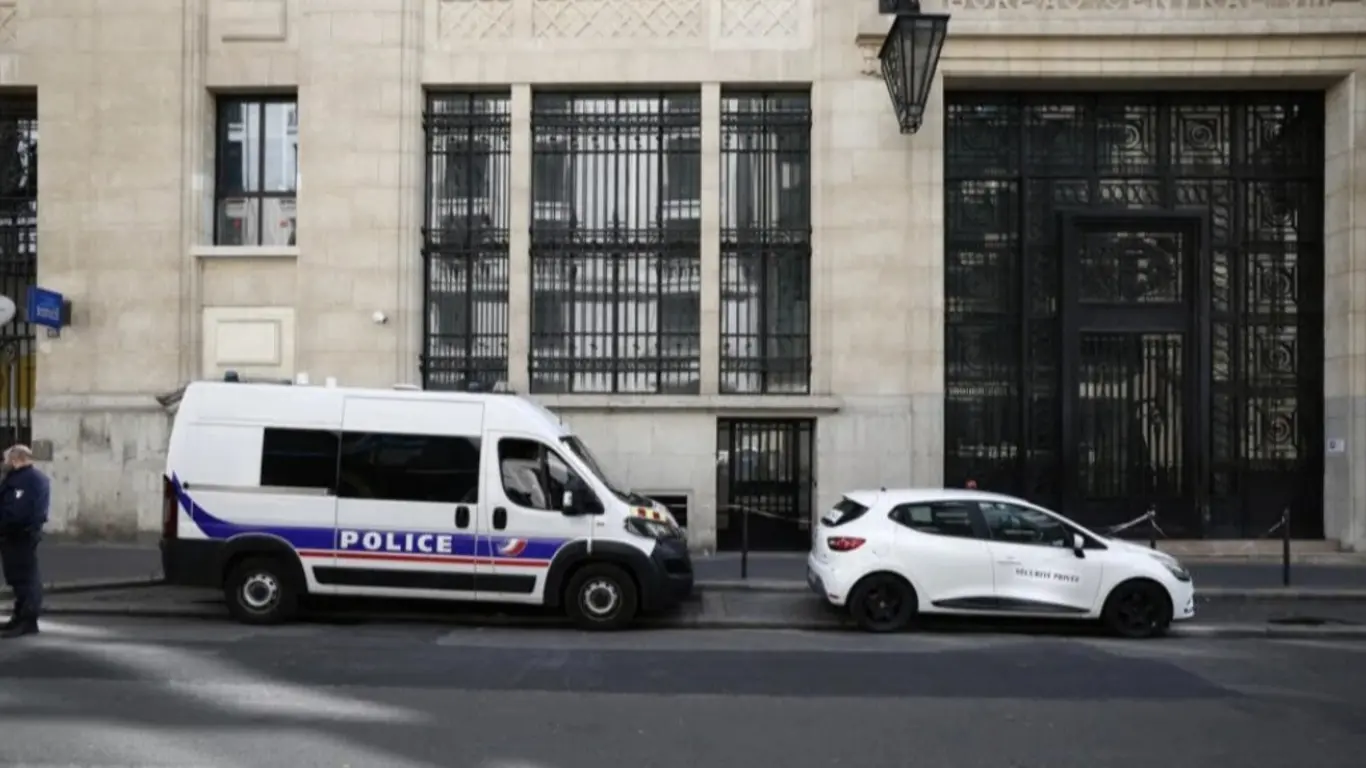 Autoridades parisinas fuera del banco tras intento de ataque explosivo
