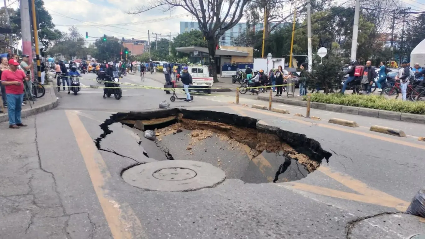 enorme hueco en suba