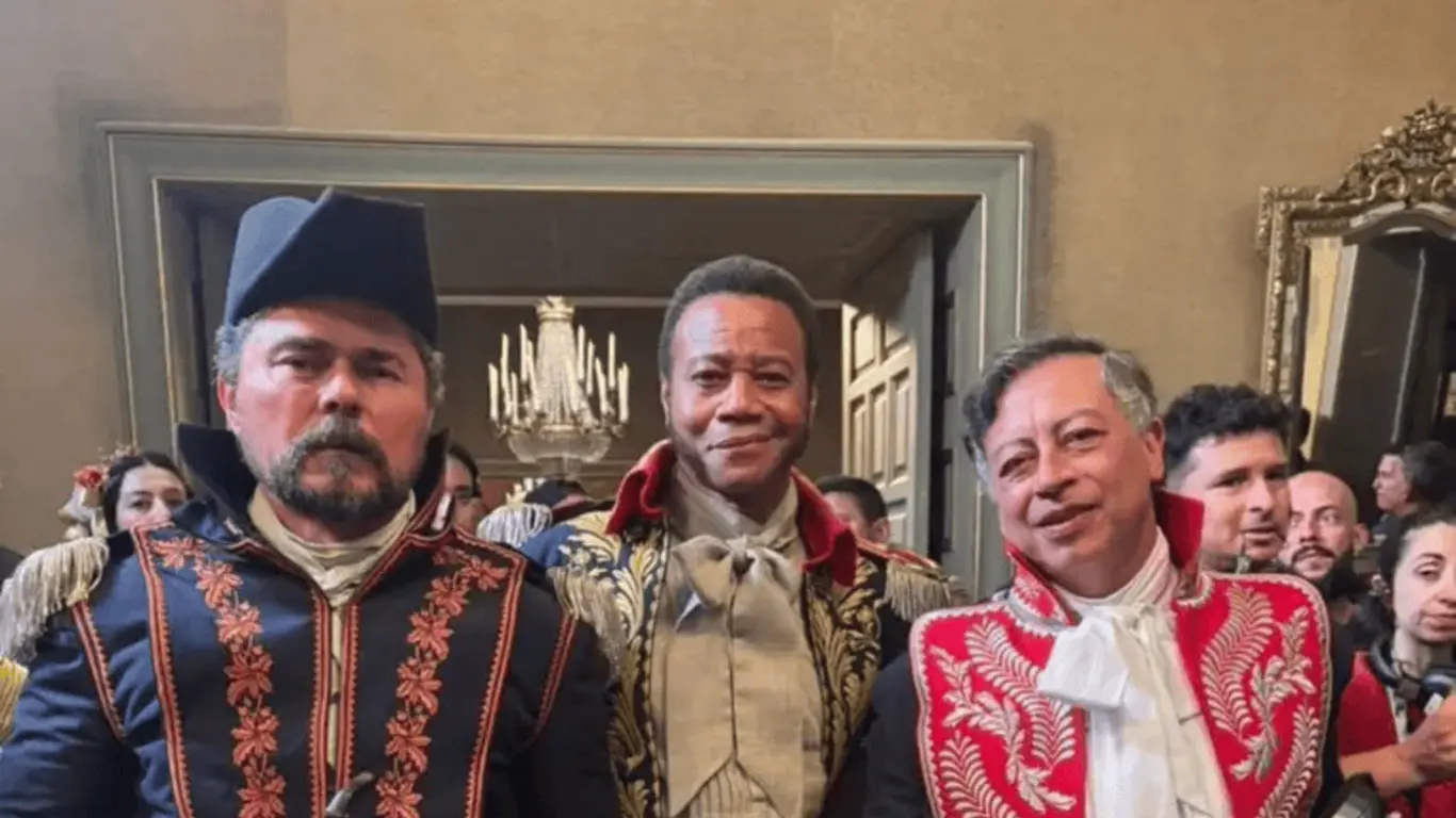 Gustavo Petro actuando en al película del Almirante Padilla