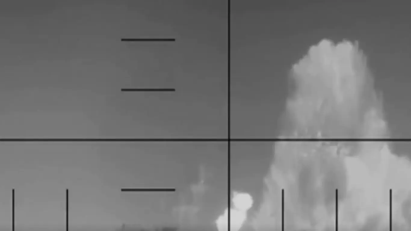 Explosión tras hundimiento de buque iraní