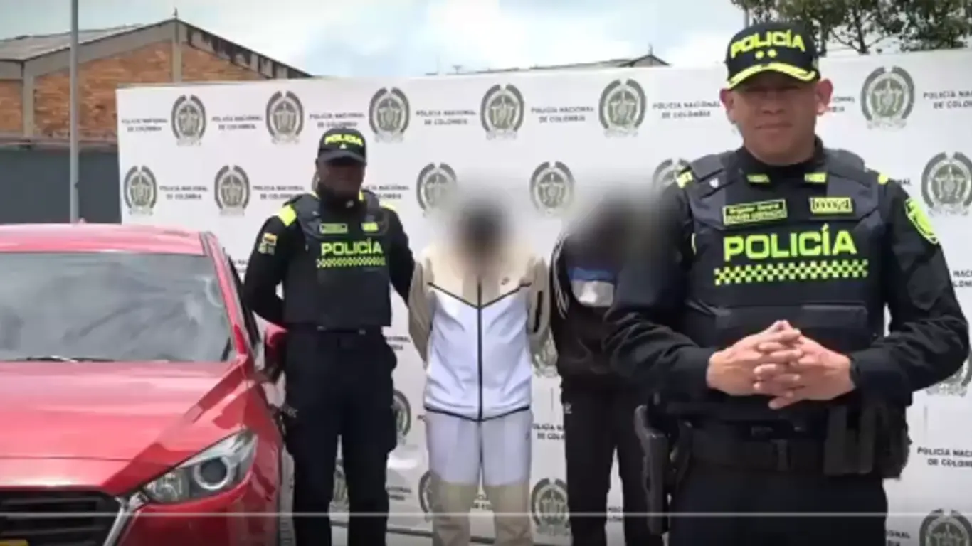 Policía Metropolitana de Bogotá incautó un Mazda Rojo utilizado por una banda de delincuentes